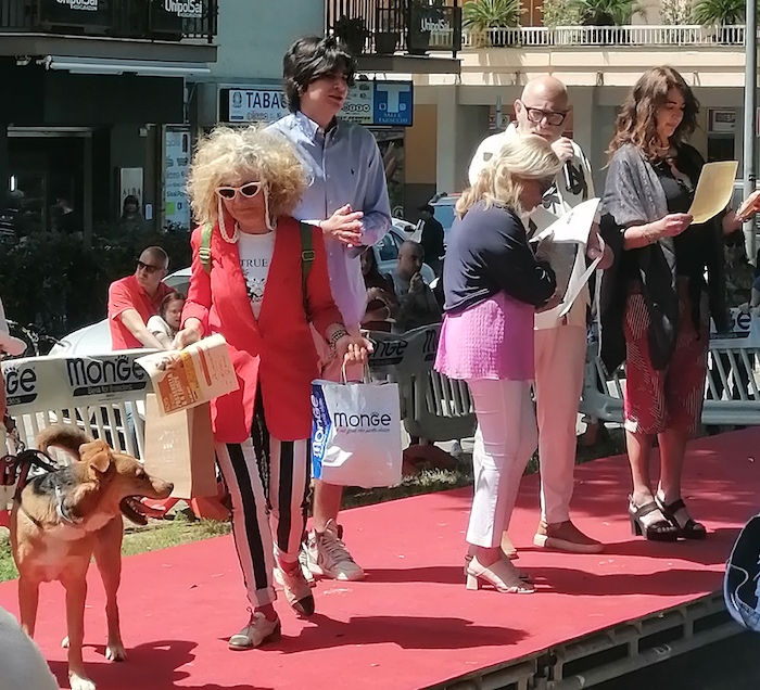 Passerella a 4 zampe: sfilata di cani di razza e meticci a Piazza Cattaneo