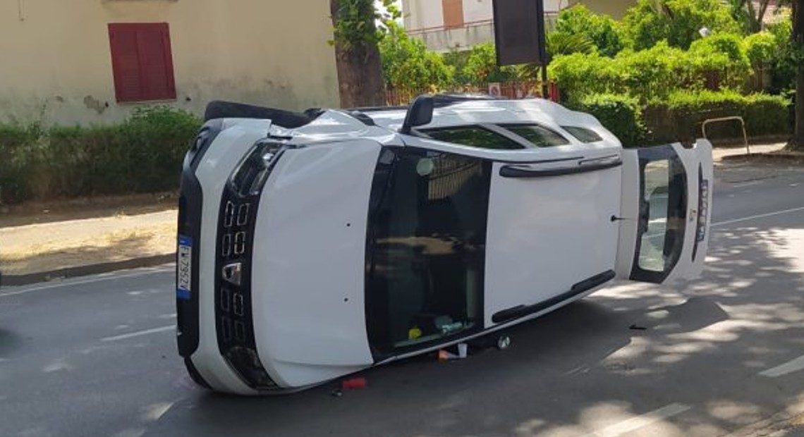 Donna si ribalta con la sua auto in viale degli Antichi Platani