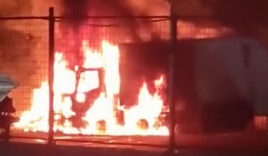 Autocompattatore di Ecocar distrutto dalle fiamme…autocombustione?