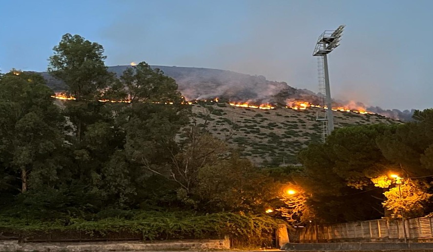 Fuoco e fiamme in varie zone, brucia anche la montagna di San Clemente