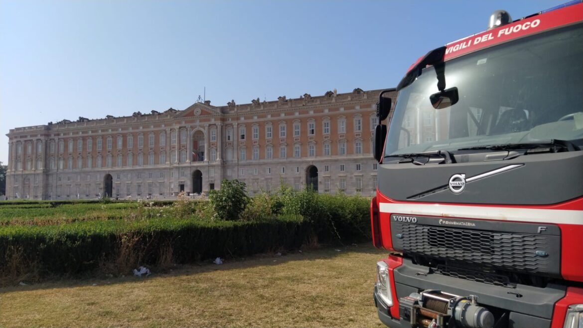 Incendio in piazza Carlo di Borbone davanti la Reggia