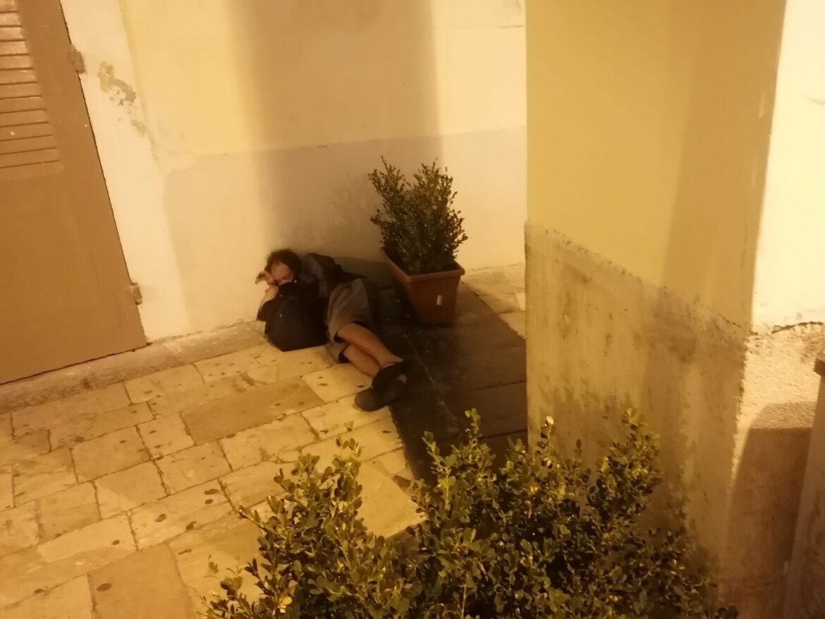 Homeless, invisibili, clochard, barboni: gente di strada, senza tetto né legge, è una giungla”