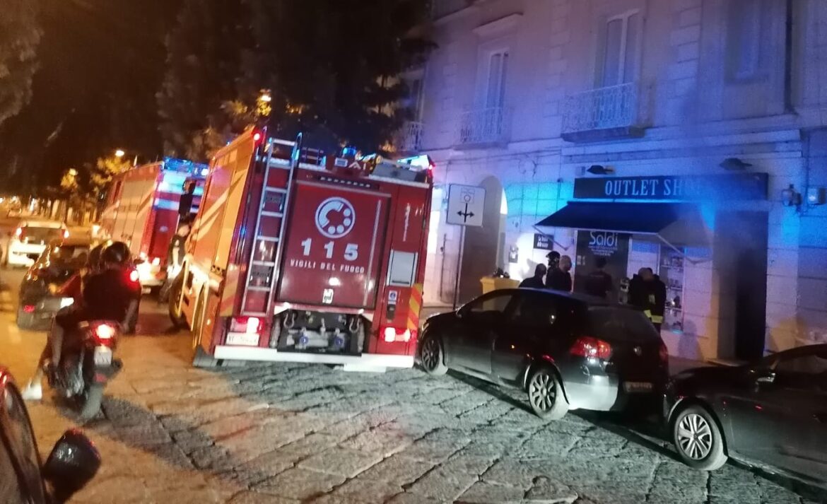 Brucia il negozio di scarpe Outlet shoes, fumo nero crea panico nei residenti