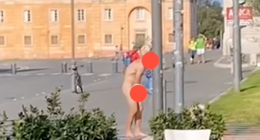 Nudo a farsi una doccia davanti alla Reggia VIDEO