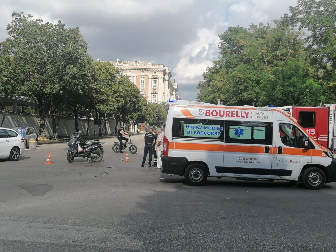 Incidente a pochi metri dalla Reggia, una donna trasportata in condizioni critiche in ospedale