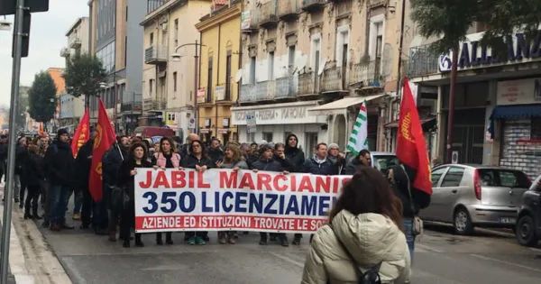 Manifestano gli operai della JABIL davanti a Confindustria