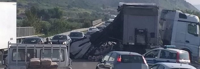 Tir sbanda e semina conserve di pomodoro lungo la variante Anas di Caserta.