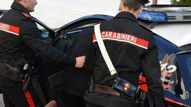 AVERSA, TENTA DI RUBARE MONOPATTINO ARRESTATO