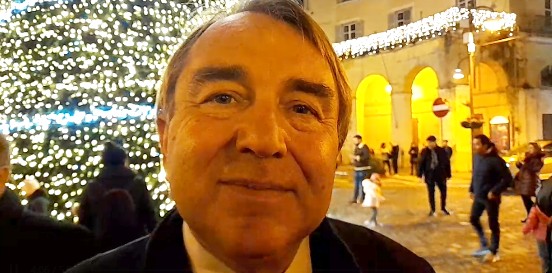 De Simone fa l’albero e altri si fanno i selfi