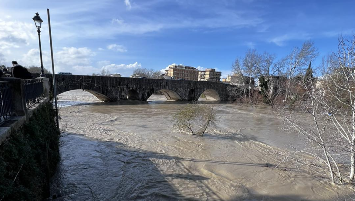 Il Fiume  Volturno olltre il livello di guardia