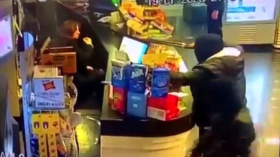 Entrano in un bar con i fucili puntati contro clienti e cassiera per rubare incasso e «gratta e vinci»