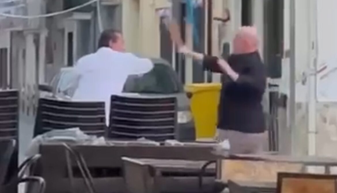 In Piazza si sfidano due contendenti con la moglie dell’altro (VIDEO)