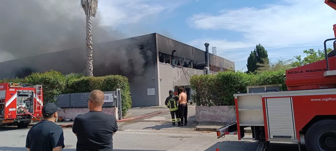 INCENDIO A CARINARO, USTIONATO VIGILE