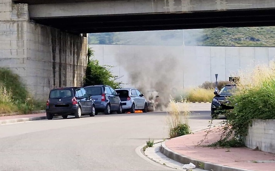 Attimi di panico autovettura in fiamme nei pressi dell’ uscita variante S. Prisco