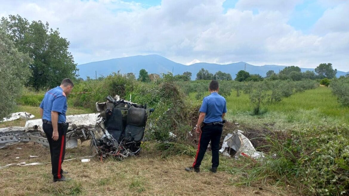 Cade aereo privato, muoiono padre e figlio