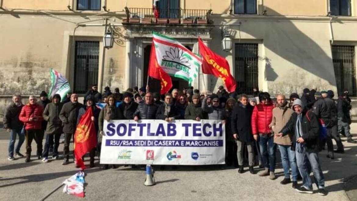 Presidio fuori la Prefettura di Caserta della SOFTLAB