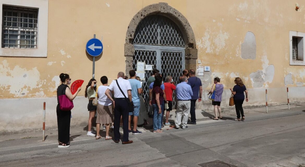 Ufficio anagrafe tra lunghe attese e polizia municipale al posto degli addetti