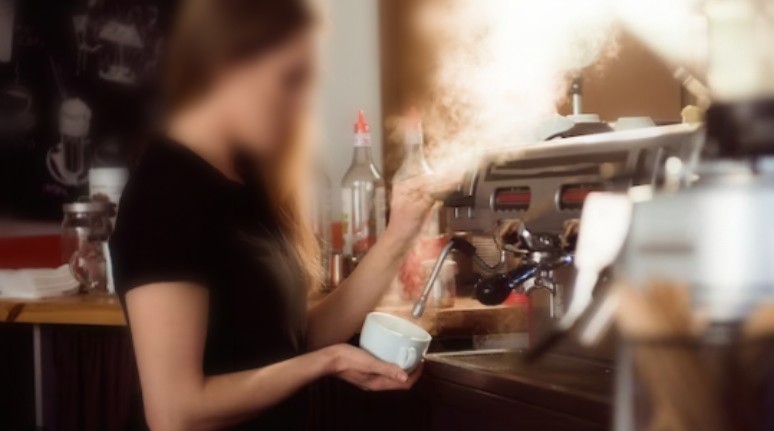 Molesta e minaccia nota barista: arrestato