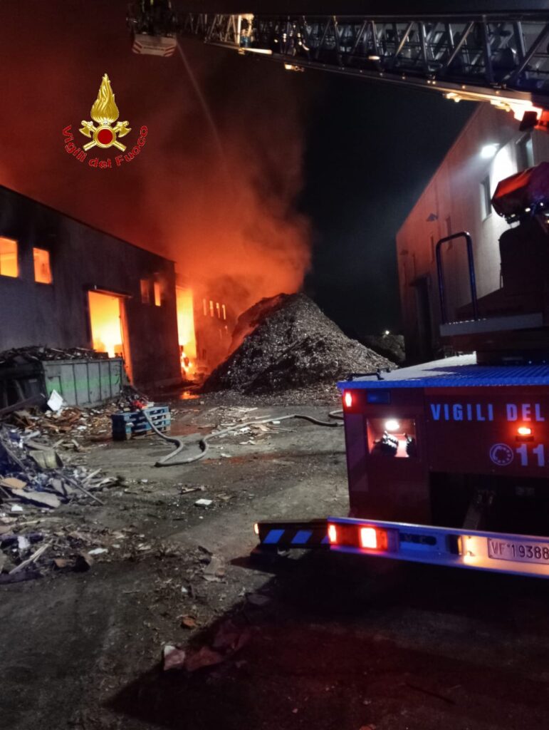 A FUOCO CAPANNONE INDUSTRIALE A PASTORANO