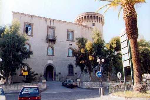 Blitz dei carabinieri, 18 persone indagate, per estorsioni aggravate dal metodo mafioso e reati contro la Pubblica Amministrazione.