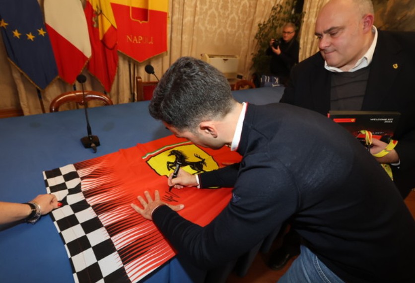 Giovanni Viglione premiato come  “Man of the Year 2024” dalla Scuderia Ferrari Club Napoli