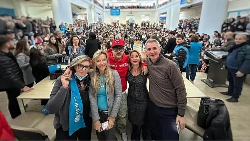 Geolier incontra i ragazzi del liceo scientifico Fermi di Aversa: “A Sanremo voglio dare il massimo”