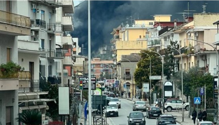 Nube nera proveniente dall’ex stabilimento cementir di Maddaloni.