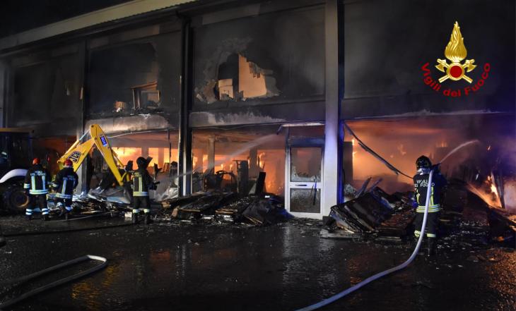 Edificio interamente bruciato al confine tra Capua e S. Maria Capua Vetere