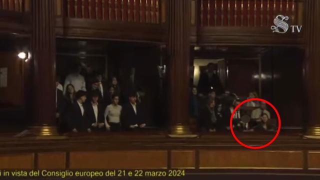 Bimbominkia antifascista del liceo Righi in gita al Senato fa il gesto della P38 rivolto a Giorgia Meloni