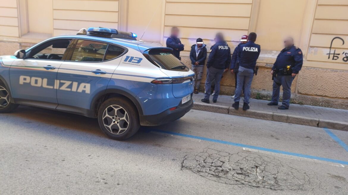 Tentano il furto e poi la fuga, ma vengono arrestati grazie alle segnalazioni dei residenti