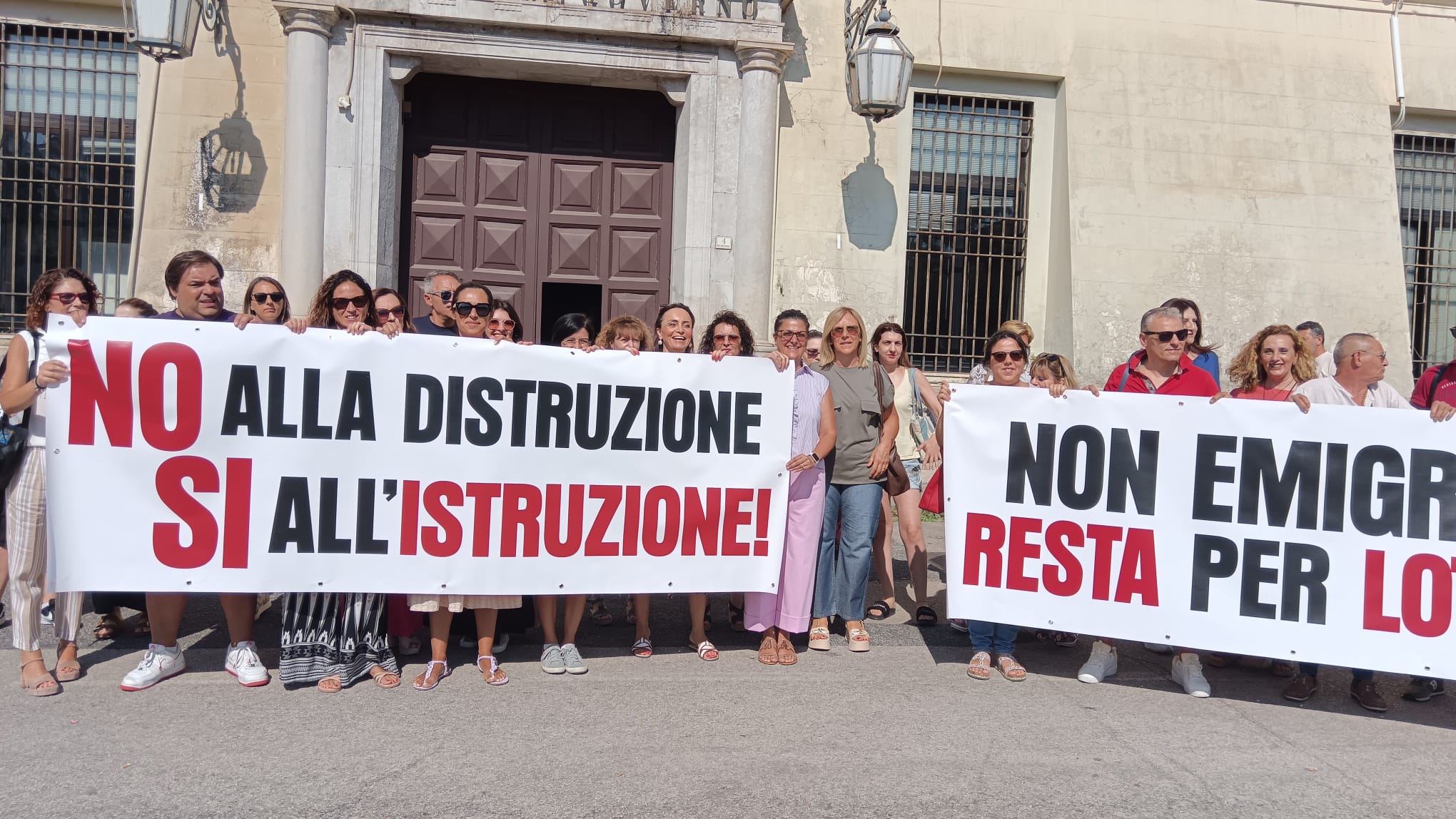 Al ‘sit in’  di PROTESTA,  genitori da bocciare, troppe ASSENZE INGIUSTIFICATE
