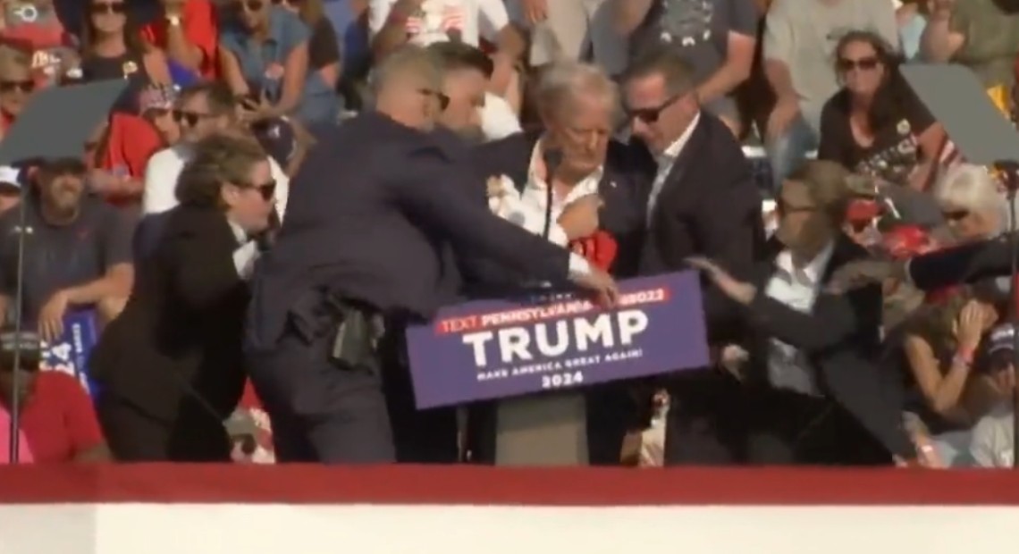 Trump ferito alza il pugno e grida “Fight” verso la folla in Pennsylvania