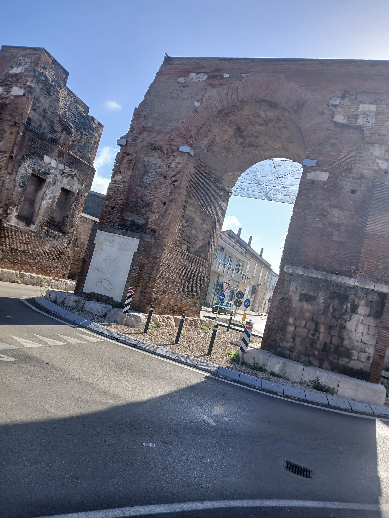 Opere no sense nella città del foro. Il Comune getta via soldi