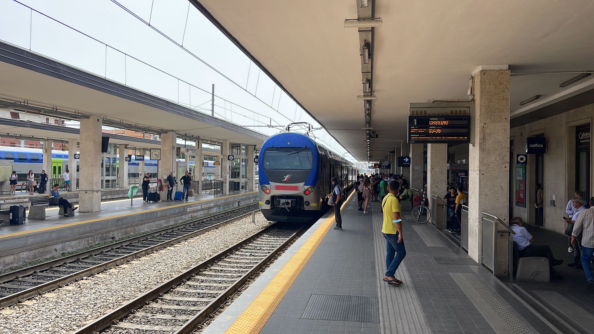 Lavori alla stazione di Caserta, treni cancellati,  bus sostitutivi