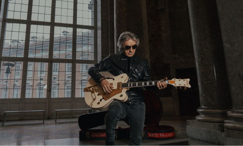 Luciano Ligabue utilizza la Reggia di Caserta per foto e concerto ma, la conferenza stampa avviene a Napoli