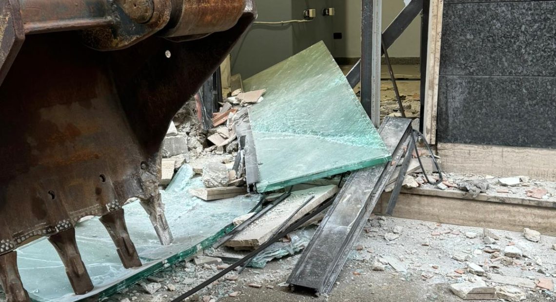 Malviventi con la ruspa in banca a Marcianise