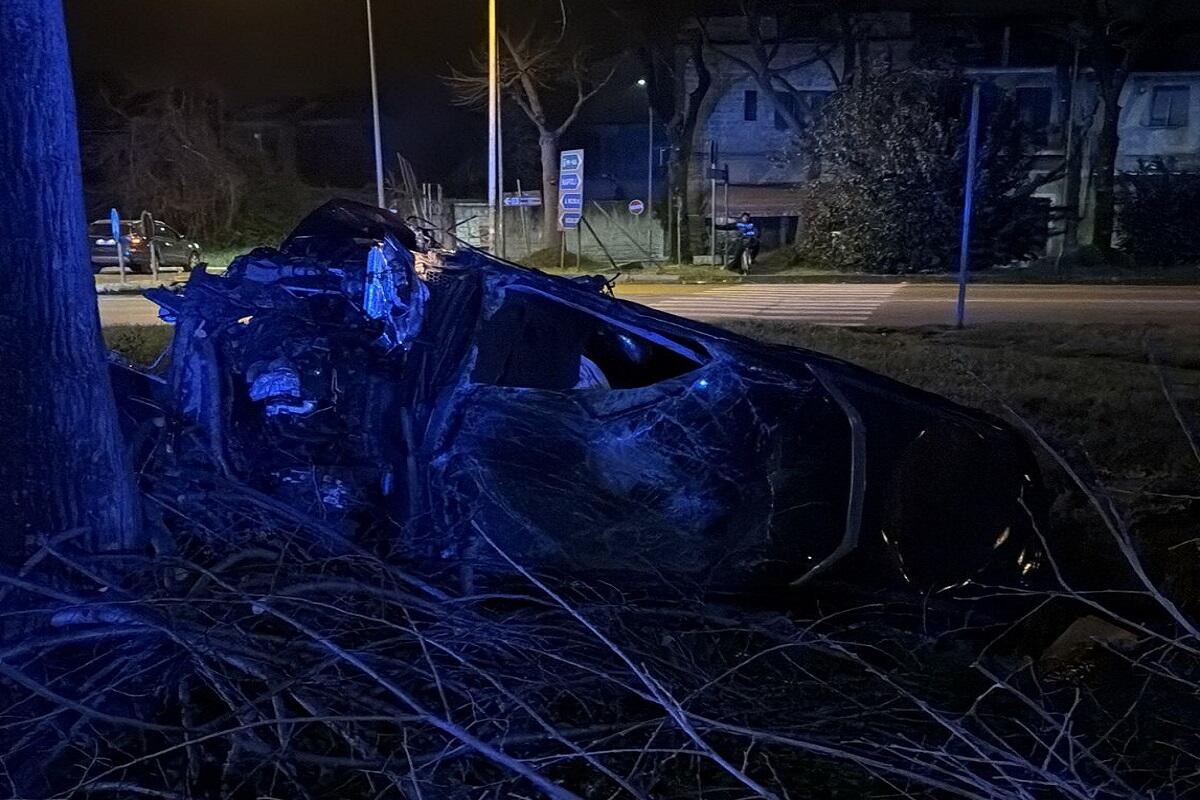 Due giovani versano in gravi condizioni dopo l’incidente sul vialone
