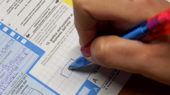 Falsi incidenti per truffare le assicurazioni: 48 indagati, udienza rinviata a luglio