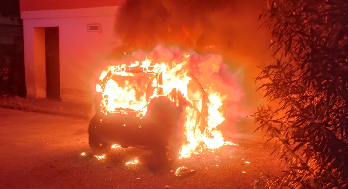 Auto in fiamme all’alba nel rione Falcone: si indaga su un possibile messaggio criminale
