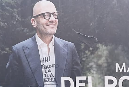 Caserta, i muri parlano: “Hai tradito la tua terra”. Ma il vero tradimento è pensare di essere “innocenti”