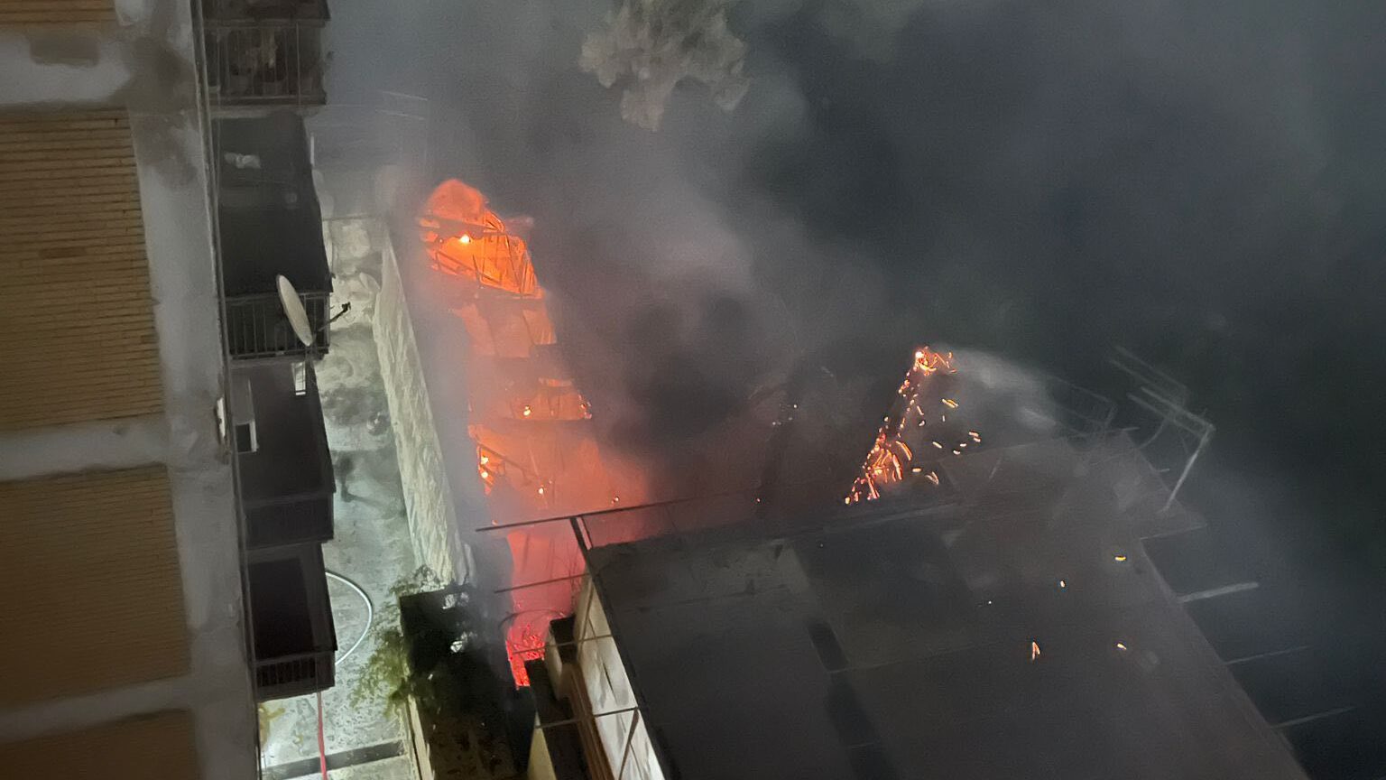 Caserta, paura in corso Trieste: incendio nella corte di un palazzo