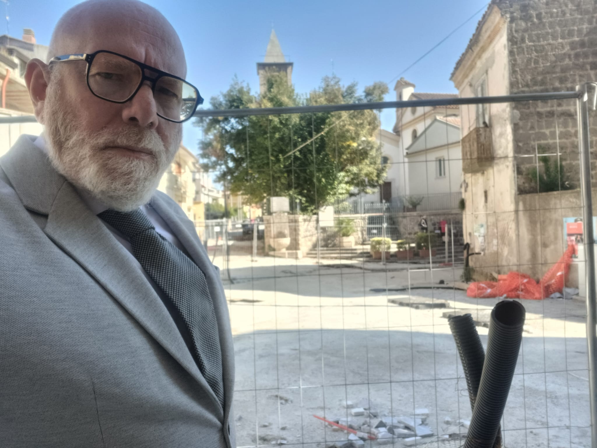 BORGO SOSPESO TRA CANTIERI, PROMESSE E TRANSENNE ETERNE