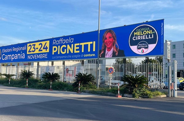 “zona Pignettizzata”:IL MAXI MANIFESTO ELETTORALE DI RAFFAELA PIGNETTI NELLA SUA ASI