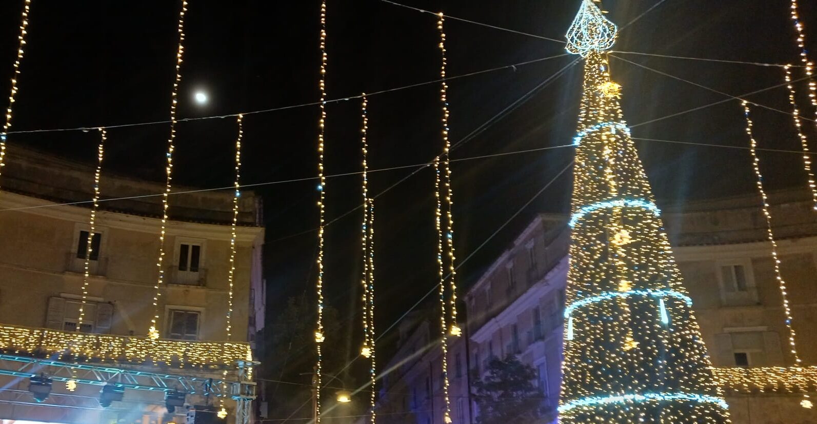 CASERTA, L’ALBERO SI ACCENDE E LE OMBRE SI ALLUNGANO