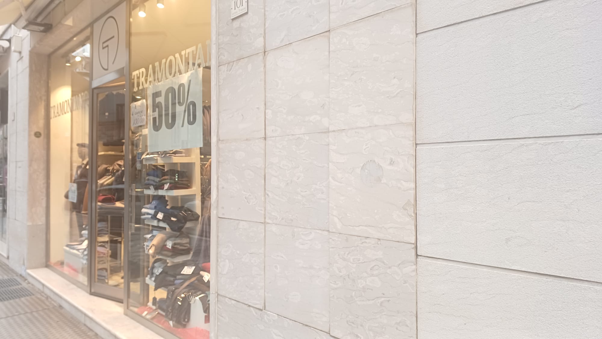 Saldi invernali a Caserta, partenza soft tra pioggia e nuove abitudini