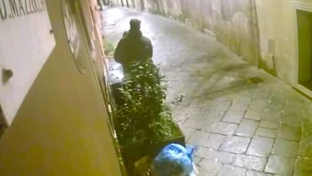 AMORE SPORCO – PASSIONE NOTTURNA… SUL PORTA-BIDONI: SCENA HOT DAVANTI AL RISTORANTE “CHICHIBIO”