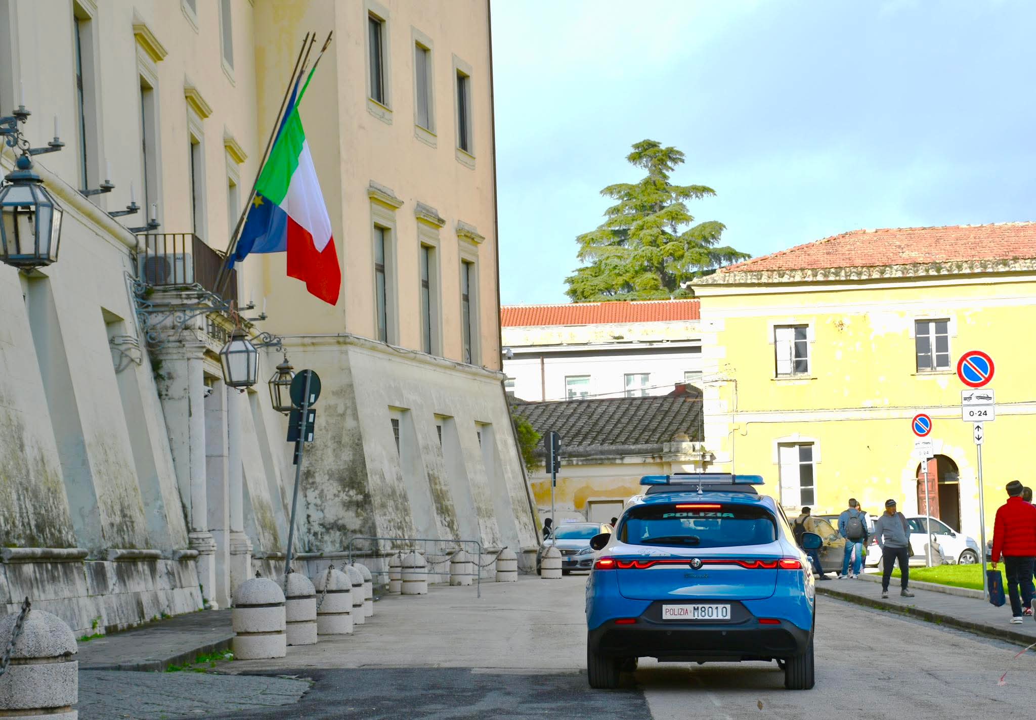 La polizia ferma 2 abusivi