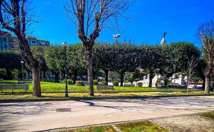 PAURA NELLA VILLA COMUNALE: RAGAZZINA CIRCONDATA IN SHOCK