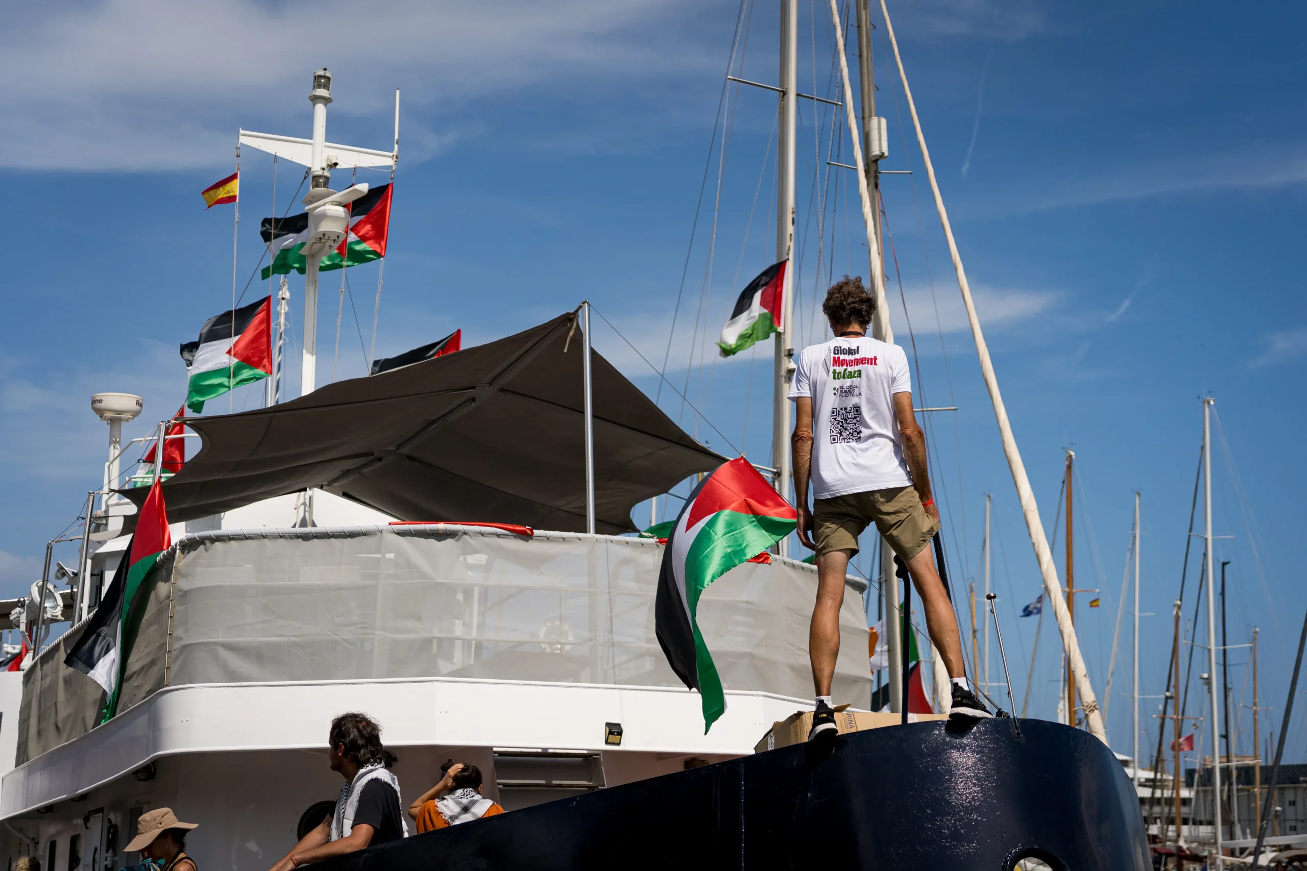 Flotilla, rientro tra accuse e polemiche: “Violenze e detenzione dura”. Scontro anche sui costi del viaggio e la Farnesina finisce nel mirino
